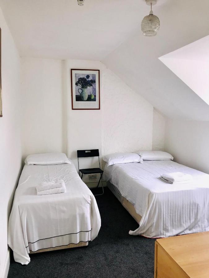 Camera Budget Doppia con Letti Singoli con Bagno in Comune